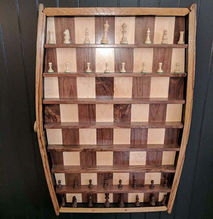 "Pionowe szachy w barze"