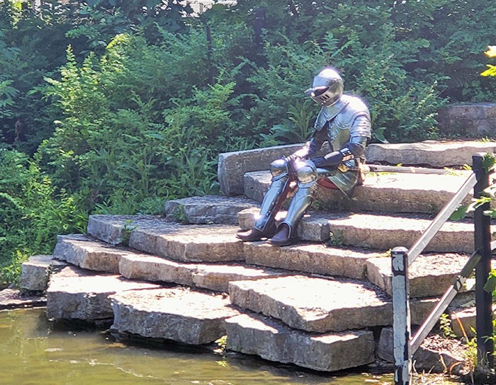 "Rycerz siedzący sobie w parku"