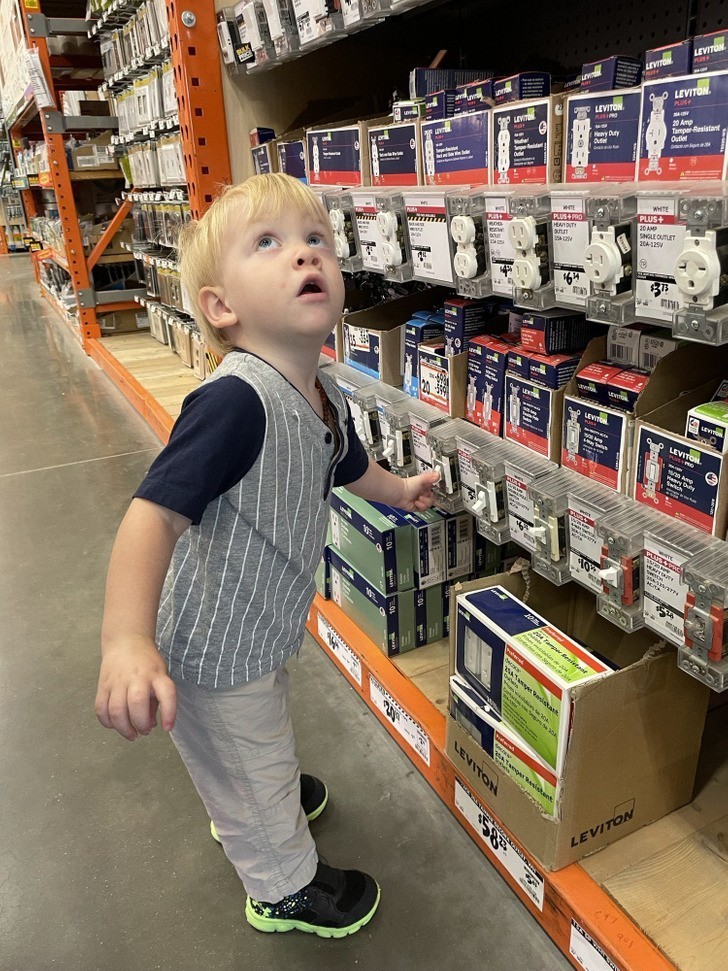 1. "Mój syn sądził, że ten przełącznik kontroluje światła w sklepie."