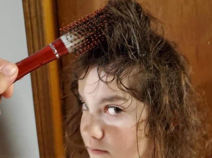 8. "Moja córka o kręconych włosach postanowiła, że użyje szczotki swojej macochy."