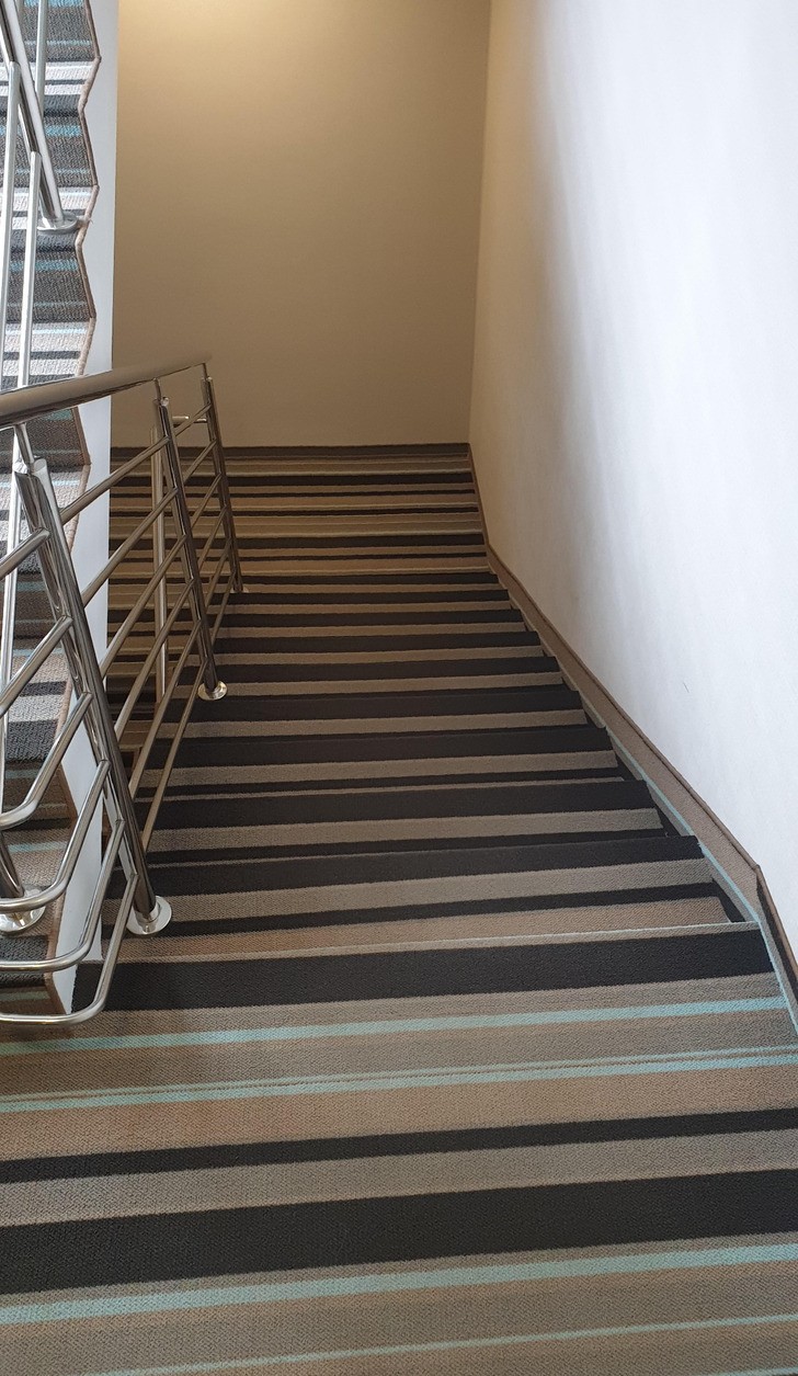 "Trudno korzystać z tych schodów w hotelu, nawet po dwóch tygodniach pobytu.