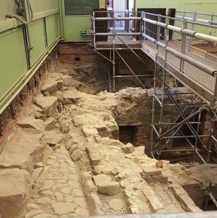 11. Średniowieczne ruiny znalezione pod podłogą szkolnej sali gimnastycznej