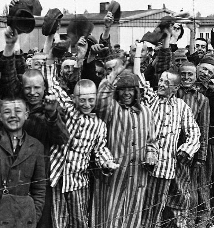 12. Wyswobodzenie więźniów obozu koncentracyjnego