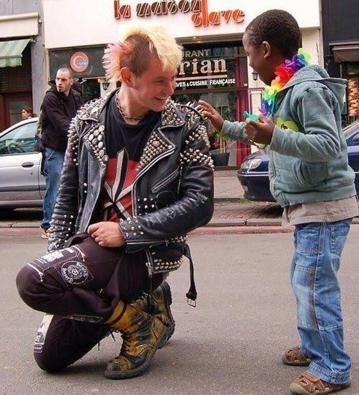 6. Punk i chłopiec podczas parady równości w Brukseli w 2009