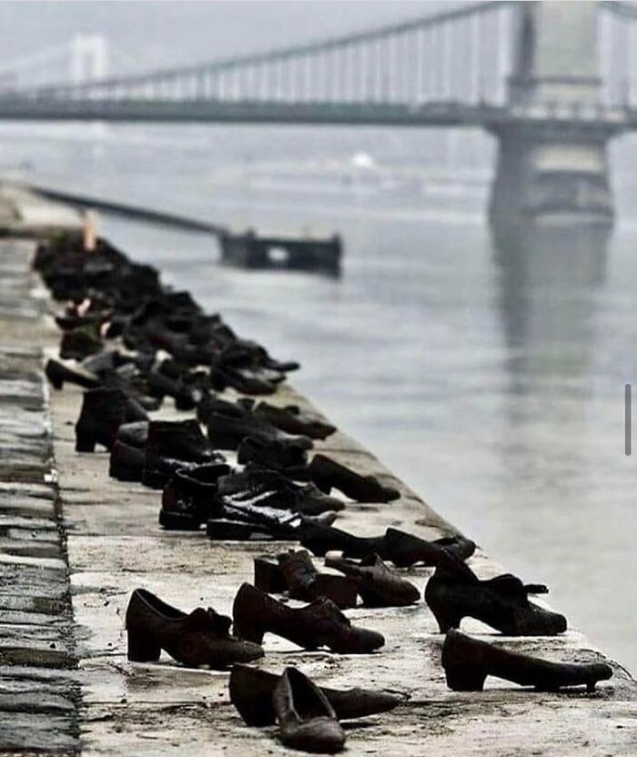 8. Podczas II wojny światowej, Żydzi w Budapeszcie zostali doprowadzeni na brzeg rzeki Danube, gdzie kazano im zdjąć obuwie przed brutalnym zastrzeleniem . 60 par żelaznych butów na brzegu stanowi dziś pomnik dla ofiar.