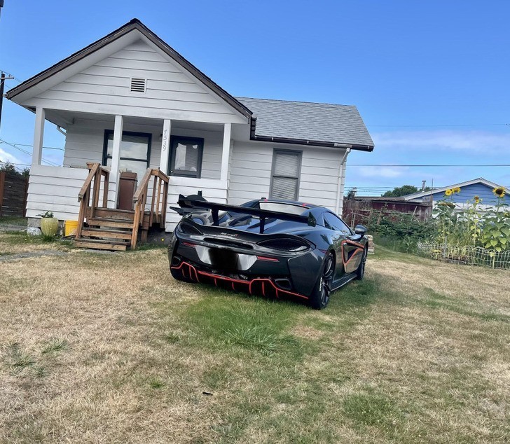 7. "Mam sąsiada, który parkuje swojego McLarena na podwórku."