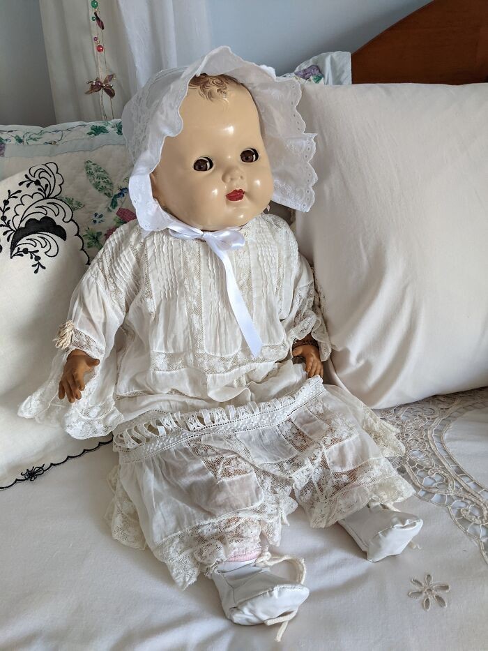 10. "Moja lalka, którą otrzymałam, gdy urodziła się moja siostra, 1950"