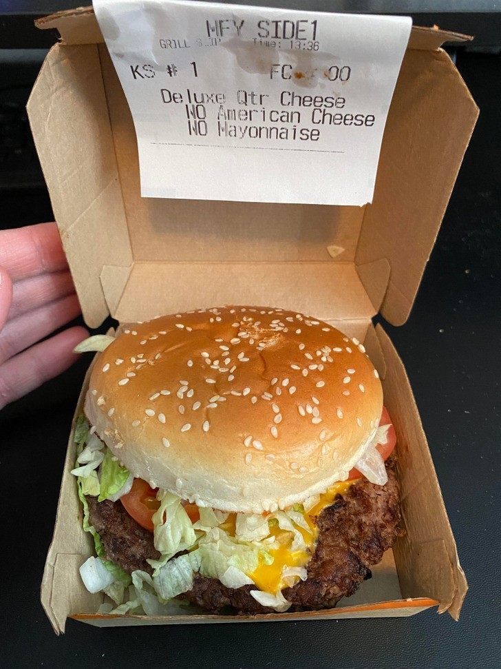 4. "Zamówiłam burgera bez sera i majonezu. Dostałam burgera z serem. Zwróciłam go i w zamian dostałam... burgera z serem."