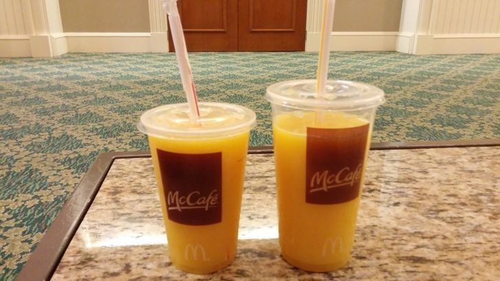 "Średni" i "duży" sok pomarańczowy.