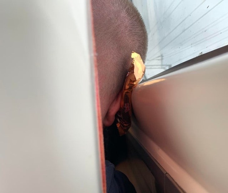 "Mężczyzna siedzący przede mną w pociągu używa Twixa jako poduszki."