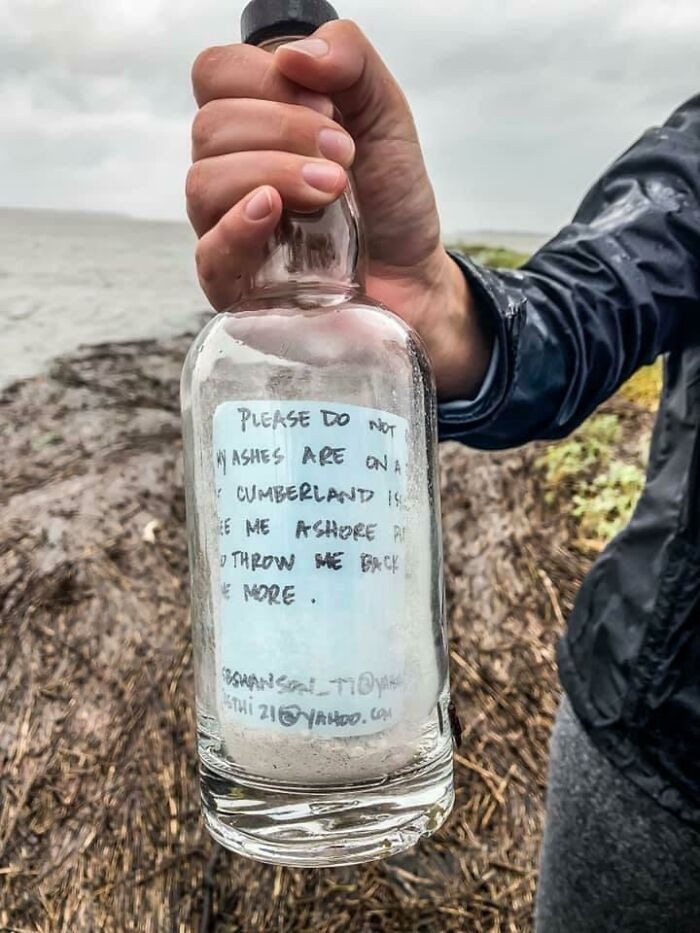 2. Butelka z wiadomością, którą wyrzuciło morze.