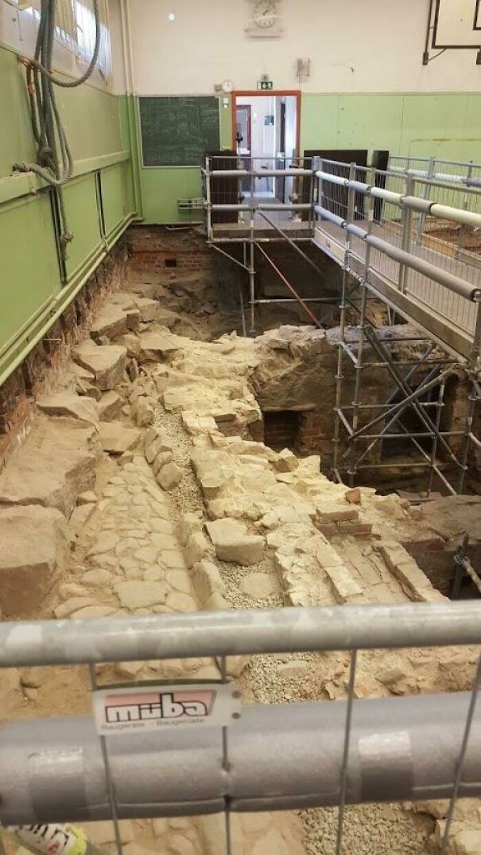 11. Średniowieczne ruiny przypadkowo znalezione pod szkolną salą gimnastyczną