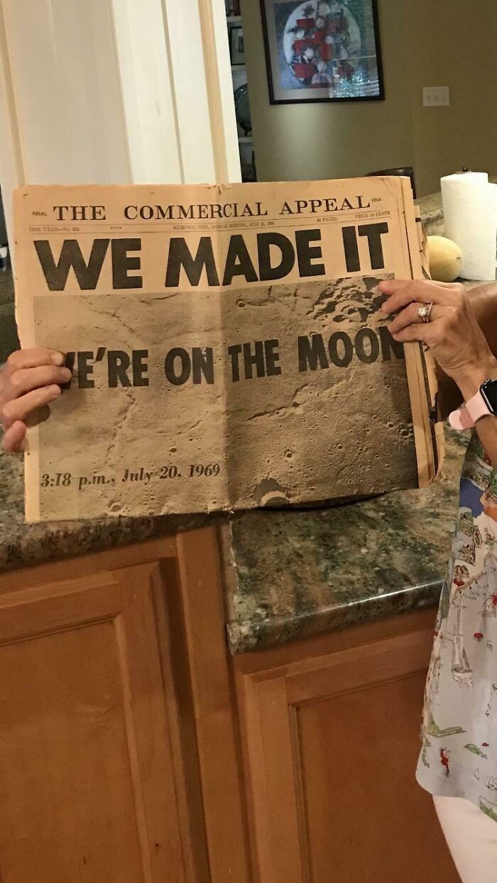13. "Moja prababcia zachowała gazetę z dnia, w którym Stany wylądowały na Księżycu."