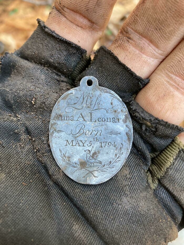 5. "Ten medalik, który znalazłem wykrywaczem metalu, ma 227 lat."