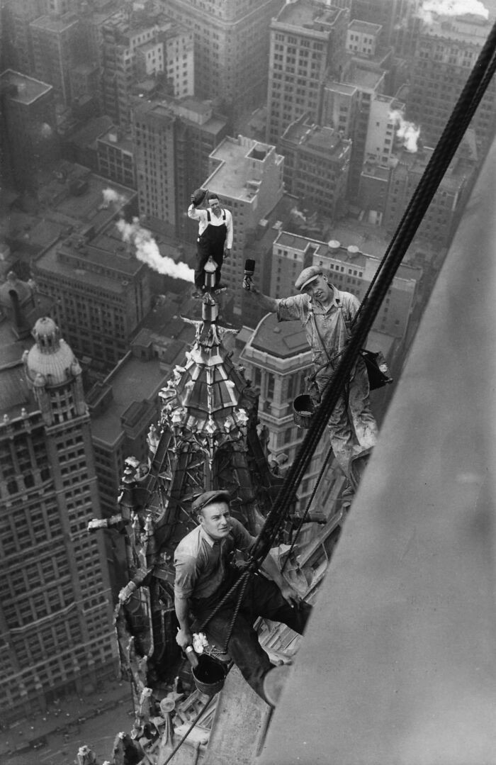 7. Malarze na najwyższym ówczesnym budynku na świecie - Woolworth Building, Nowy Jork, 1926