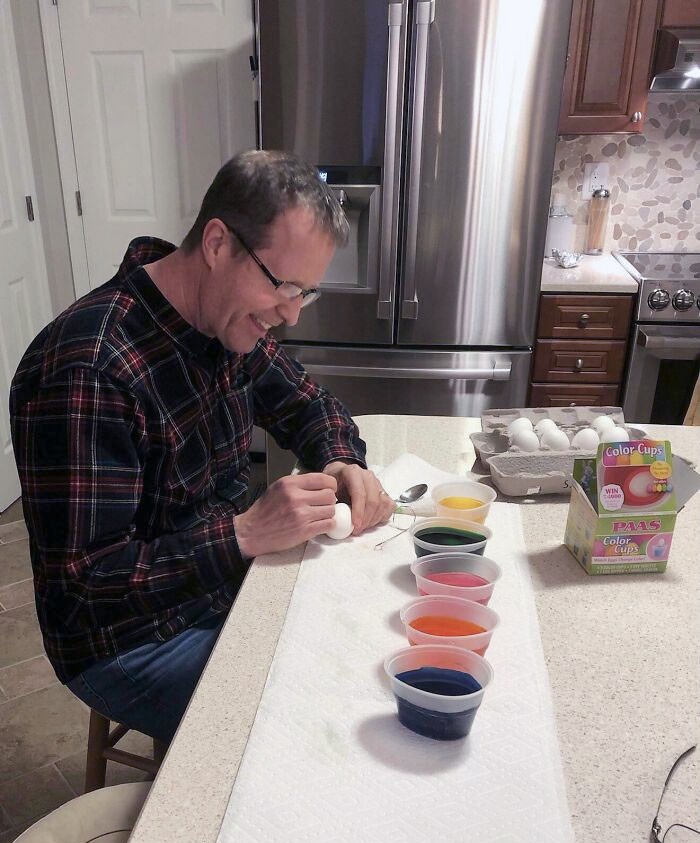 "Ten 58-letni tata wciąż maluje jajka na Wielkanoc, mimo że wszystkie jego dzieci wyfrunęły już z gniazda."