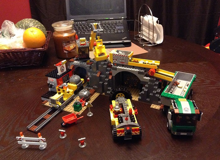 "Mój mąż jest inżynierem. Jego mama kupiła mu zestaw LEGO w prezencie. Budował go całą noc i nie zamierza podzielić się z dzieciakami."