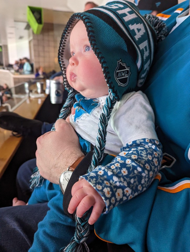 "Zabrałem moją 4-miesięczną córkę na nasz pierwszy mecz hokejowy. Bardzo jej się podobał."