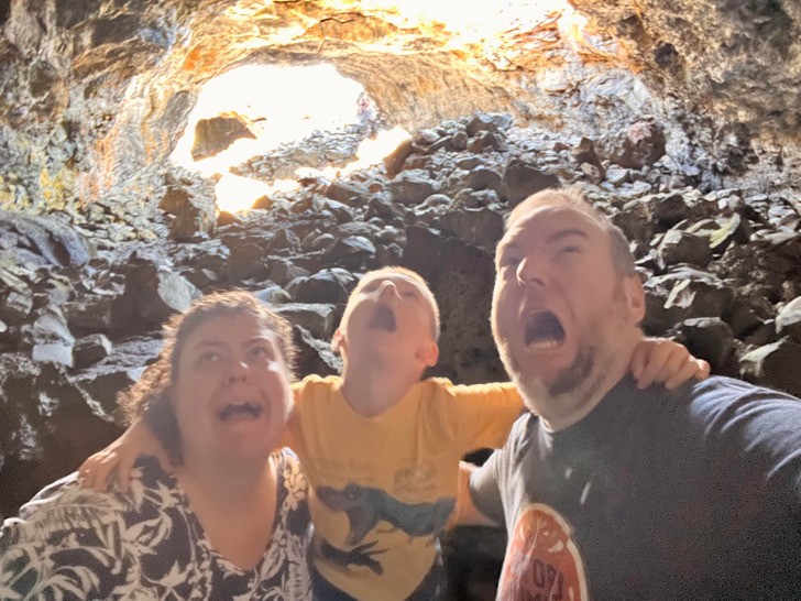 "Odwiedziliśmy rezerwat Craters of the Moon i zrobiliśmy sobie zdjęcie w jaskini. Wygląda jakbyśmy stali przed green screnem."