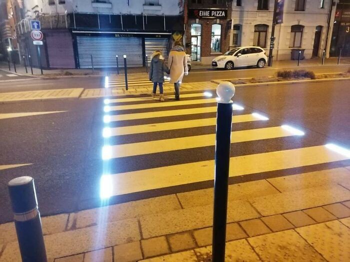 Podświetlane przejście dla pieszych we Francji - gdy wykrywa ono wchodzącą osobę, panele włączają się, by ostrzec kierowców.