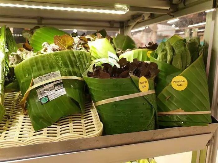 3. Ten tajlandzki supermarket porzucił plastikowe opakowania na rzecz liści bananowca.