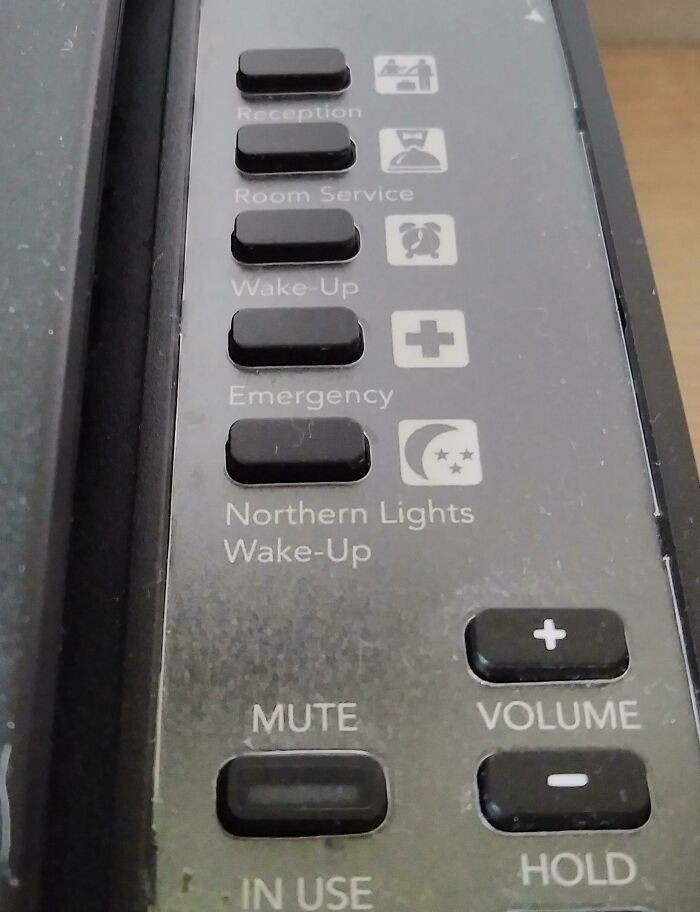 4. "Mój telefon hotelowy w Islandii posiada wbudowany przycisk budzenia w momencie pojawienia się zorzy polarnej na niebie."