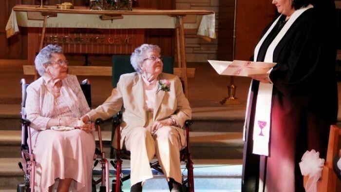 1. 91-letnia Vivian Boyack poślubiła swoją partnerkę, Alice Dubes, po 72 latach związku.