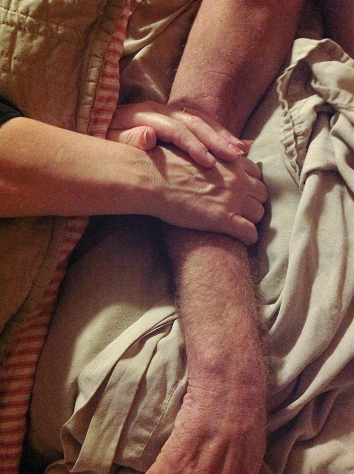 13. "Mama zasnęła trzymając tatę za dłoń, jakieś 30 minut przed jego odejściem. Nigdy nie pokazałam nikomu tego zdjęcia, ale według mnie to jest właśnie prawdziwa miłość."