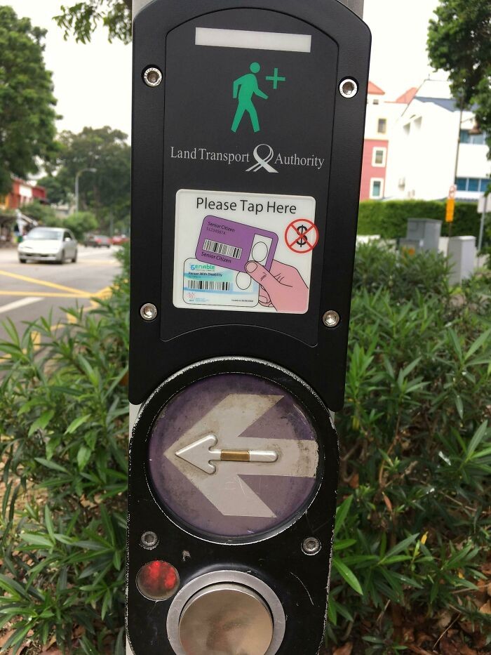 "Przejście dla pieszych w Singapurze umożliwia seniorom i osobom niepełnosprawnym przyłożenie specjalnej karty, by zwiększyć czas na przekroczenie jezdni."