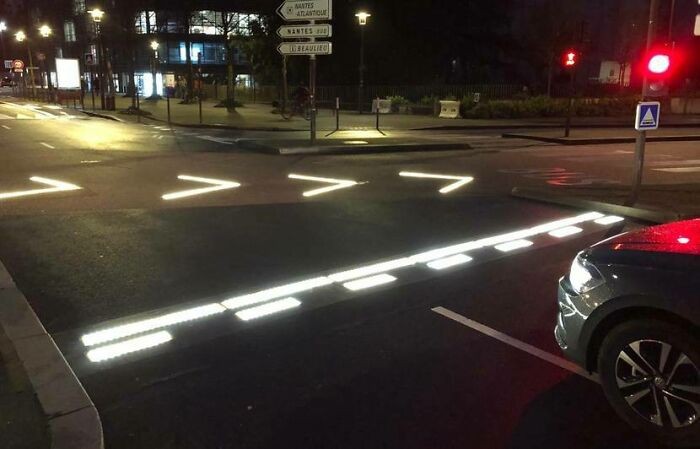 "Podświetlone oznaczenia drogowe w Nantes"