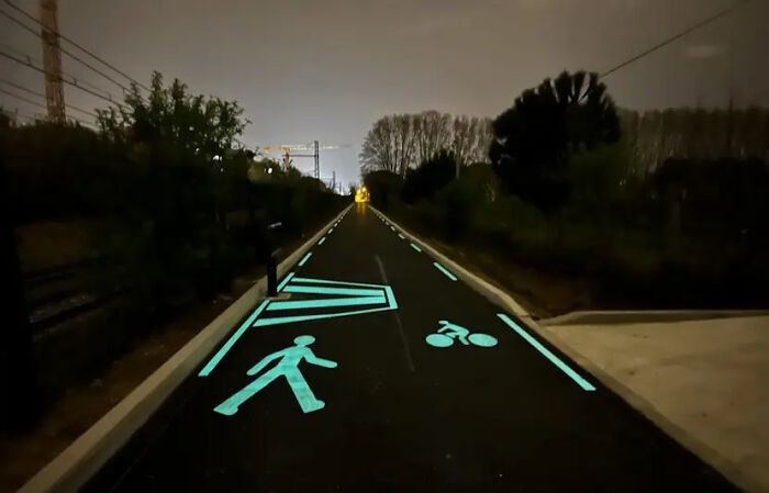 "Ścieżka rowerowa z oznaczeniami namalowanymi luminescencyjną farbą"