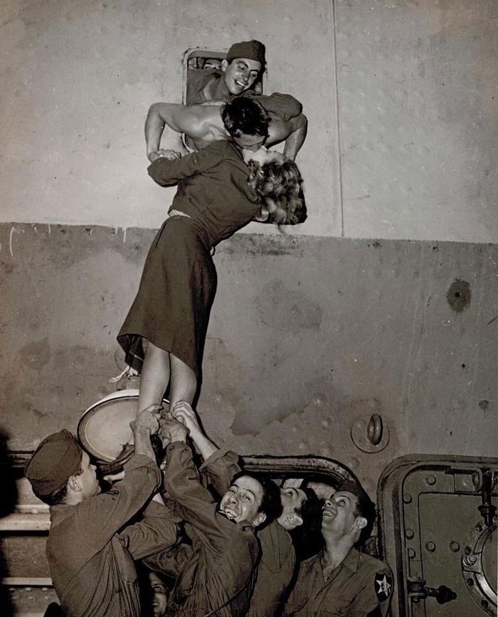 10. Marlene Dietrich całująca żołnierza wracającego z II wojny światowej, 1945