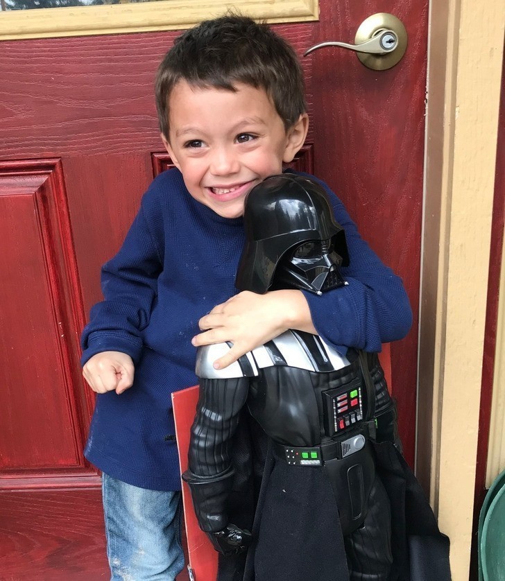12. "Oprowadzałem nowych lokatorów po moim starym mieszkaniu. Ich synowi bardzo spodobała się mój zabawkowy Darth Vader, więc podarowałem mu go."