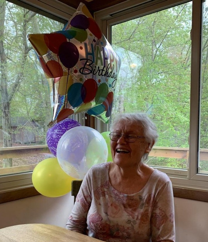 6. "Moja 88-letnia babcia, gdy zapytałam ją jak to jest dostać balony urodzinowe po raz pierwszy w życiu"