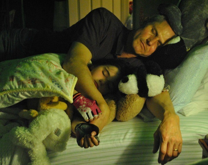8. "Mój tata sam zasnął podczas układania mojej siostry do snu."