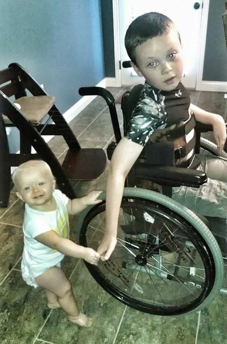 10. "Mój syn uczy swoją młodszą siostrę jak chodzić obok wózka."