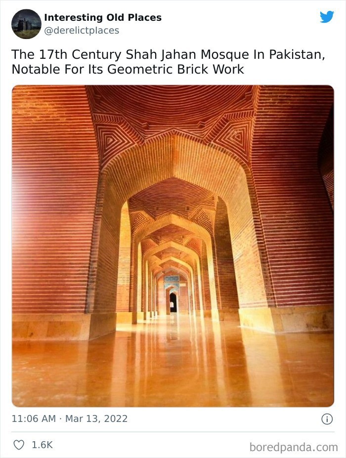 8. "XVII-wieczny Meczet Shah Jahan w Pakistanie, wyróżniający się geometrycznym ułożeniem cegieł"
