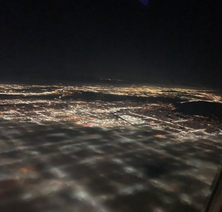 11. "Mgła nad Los Angeles sprawia, że miasto wygląda jak symulacja, która nie załadowała się do końca."