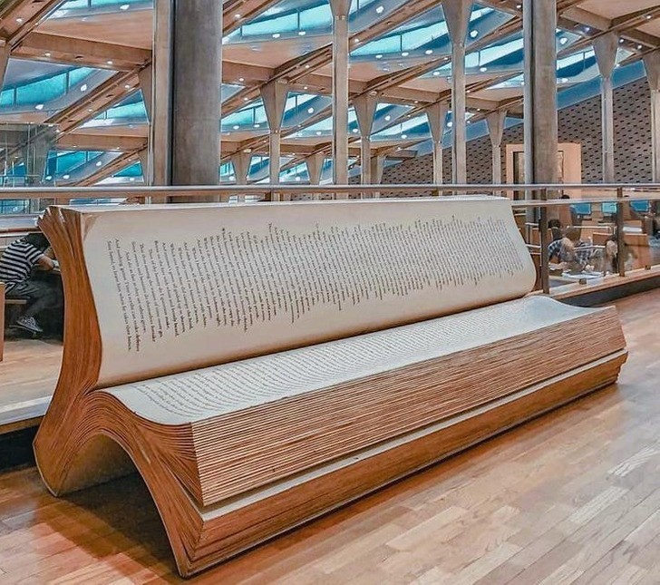 15. "Niesamowita ławka we współczesnej Bibliotece Aleksandryjskiej w Egipcie"