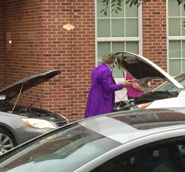 "Joker pomagający kobiecie odpalić auto"