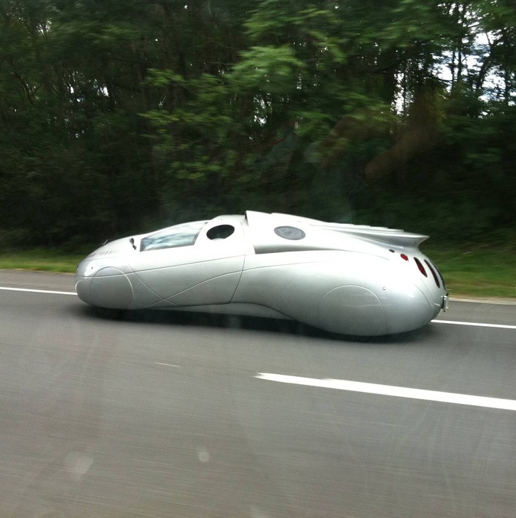 "Zobaczyłem dziś ten dziwny samochód na drodze."