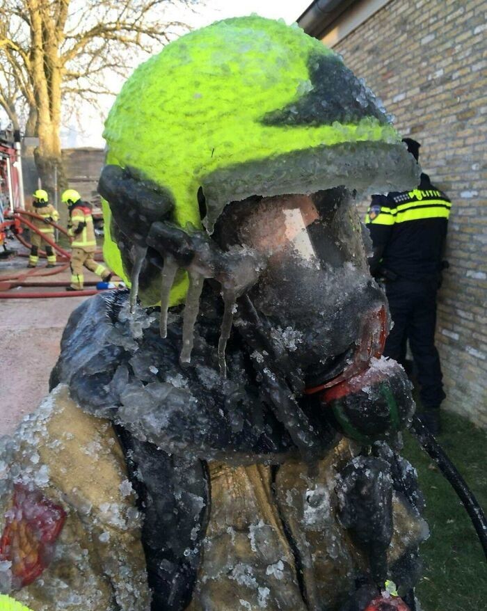 "Holenderski strażak po ugaszeniu pożaru przy ujemnej temperaturze"