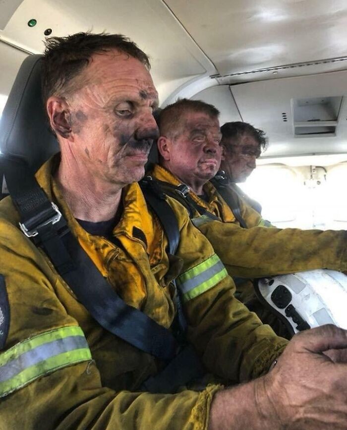 "Australijscy strażacy walczący z pożarami w Tasmanii"