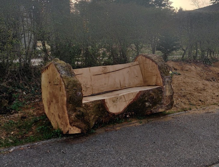 11. "Ławka wykonana z drzewa, które ścięto z uwagi na bezpieczeństwo na drodze"
