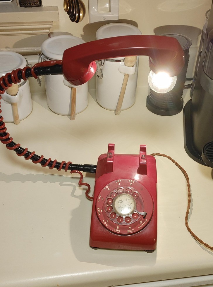 6. Stary telefon przerobiony na lampę