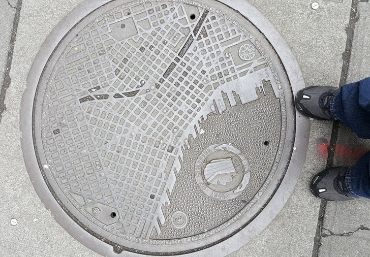 Pokrywa studzienki w Seattle z mapą miasta
