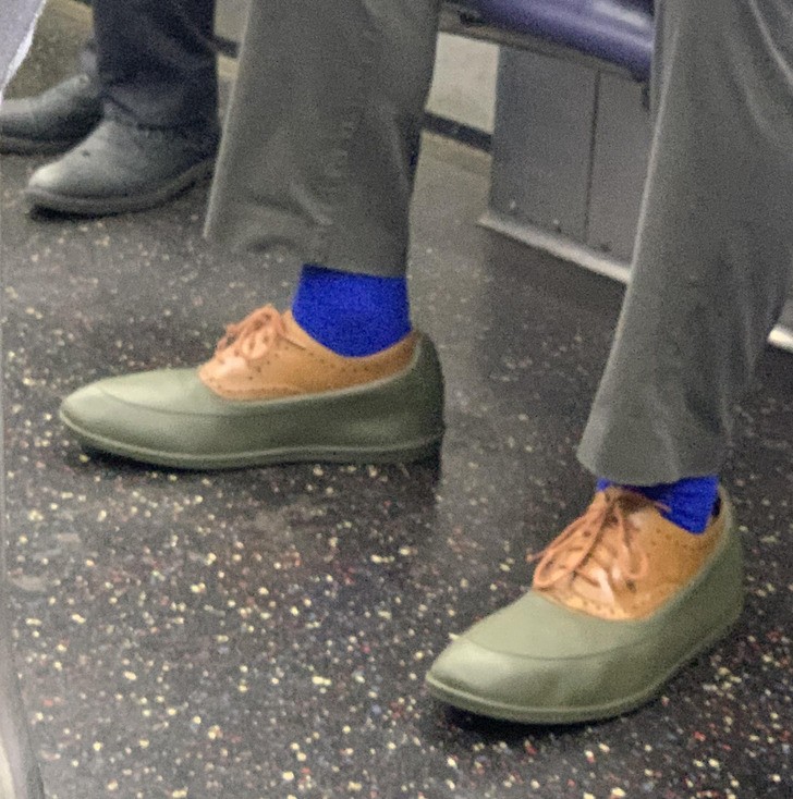 "Ten mężczyzna w metrze ma ochraniacze na butach."