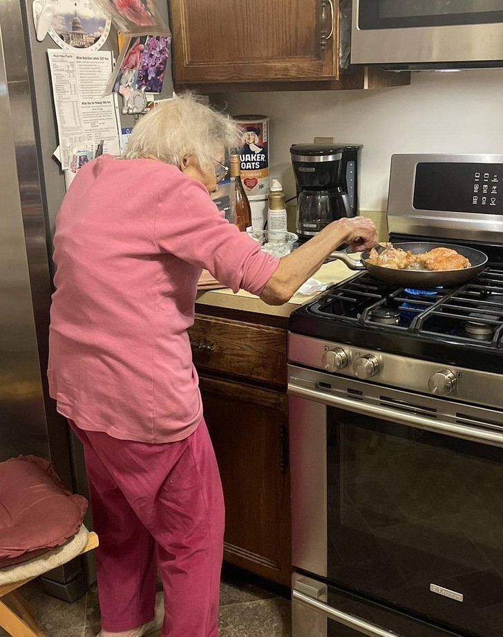6. "Moja 102-letnia babcia smażąca sobie kurczaka na obiad"