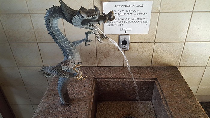 13. Zlew w japońskiej publicznej toalecie