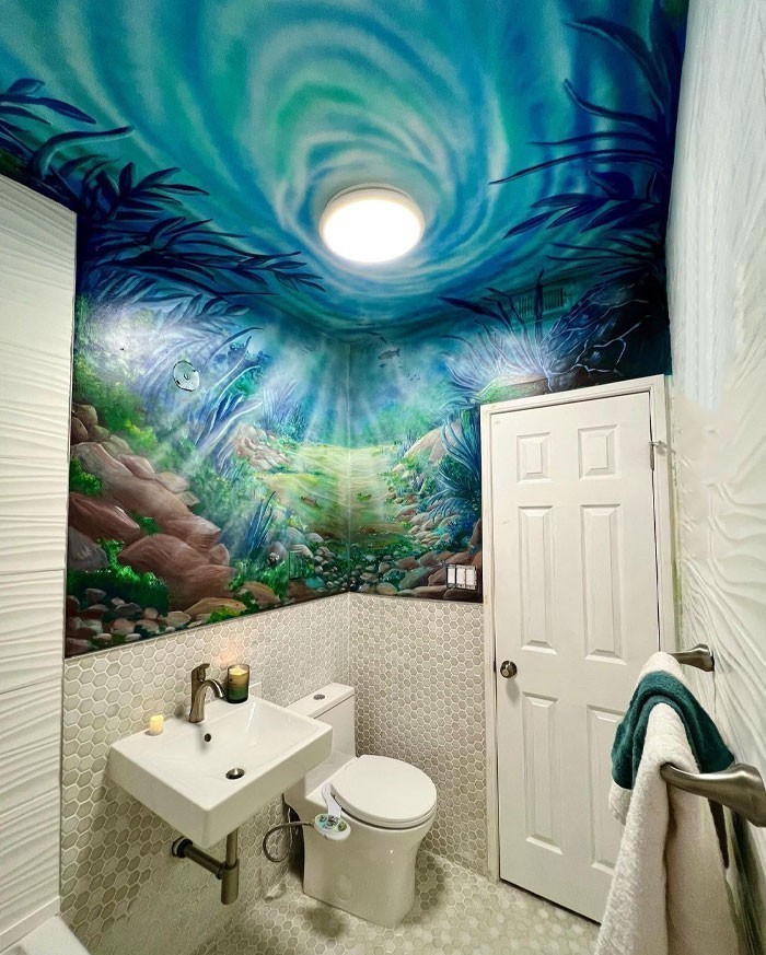 4. "Namalowałam ten mural w łazience."